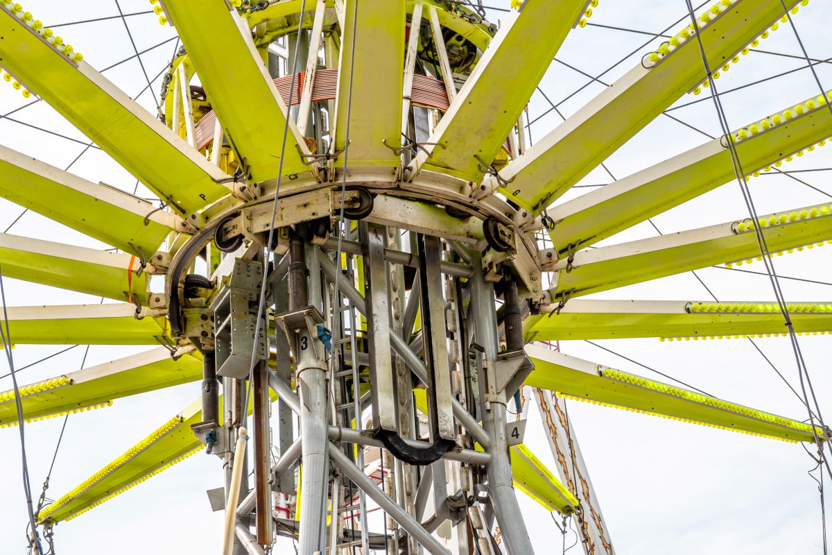hydraulic lift on theme park ride