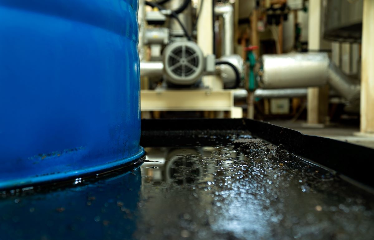 How to prevent hydraulic fluid contamination